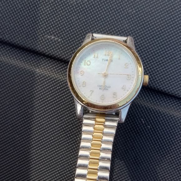 Vintage TIMEX Mother of Pearl Womans Silver Watch - Picture 3 of 4